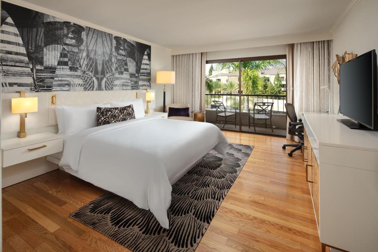 Traditional Guest room 1 King Sofa bed City view