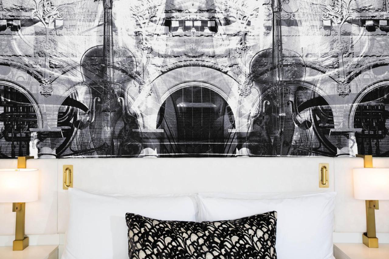 Traditional Guest room 1 King Sofa bed City view